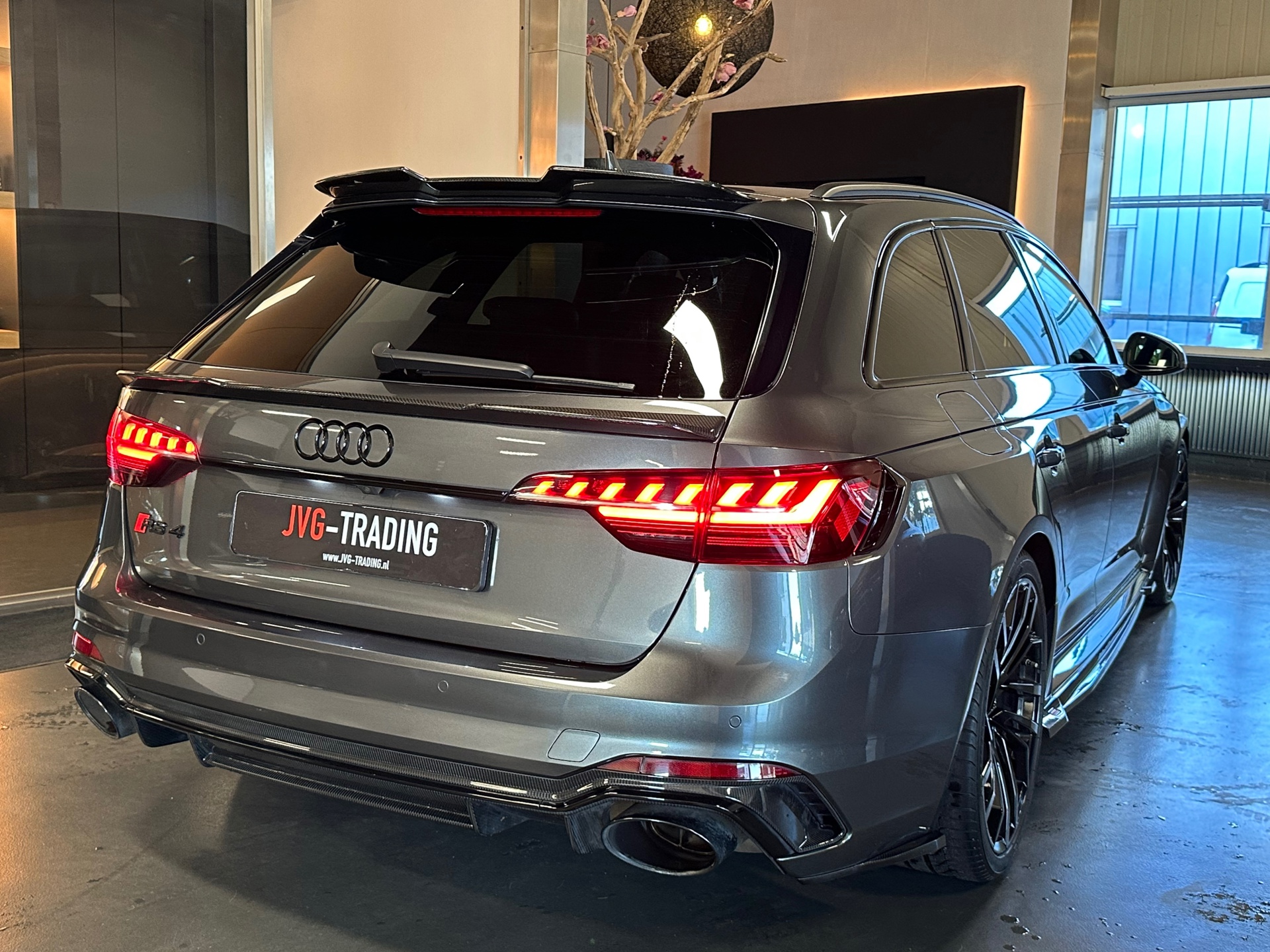 47313817-6.jpg