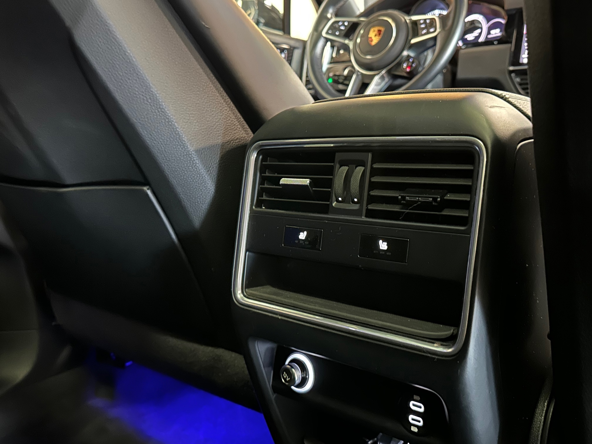 47975322-25.jpg